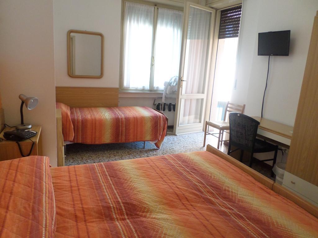 Hotel Garni Capinera Garda  Room photo